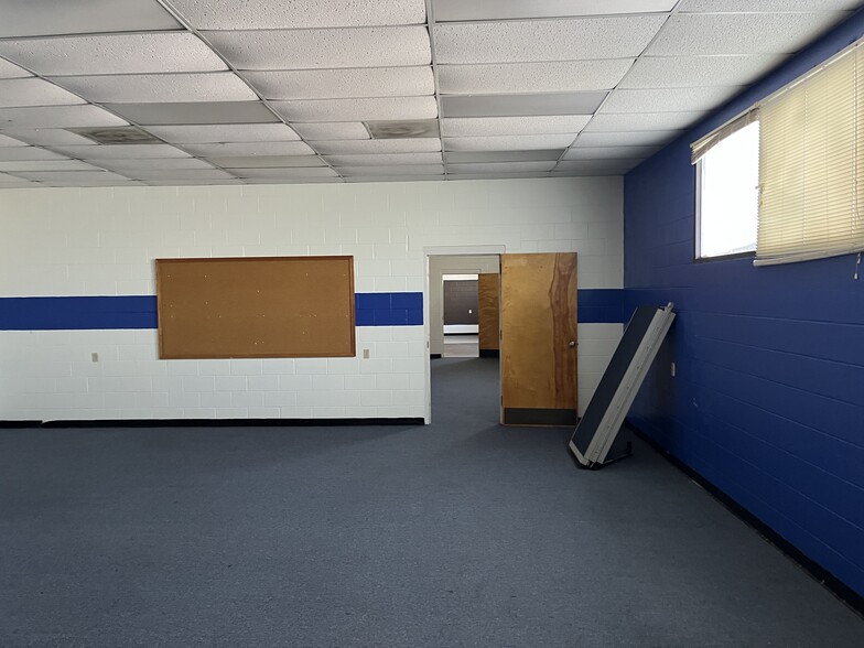 More Photos Of 6612 Arlington Expy, Jacksonville Schools For Lease