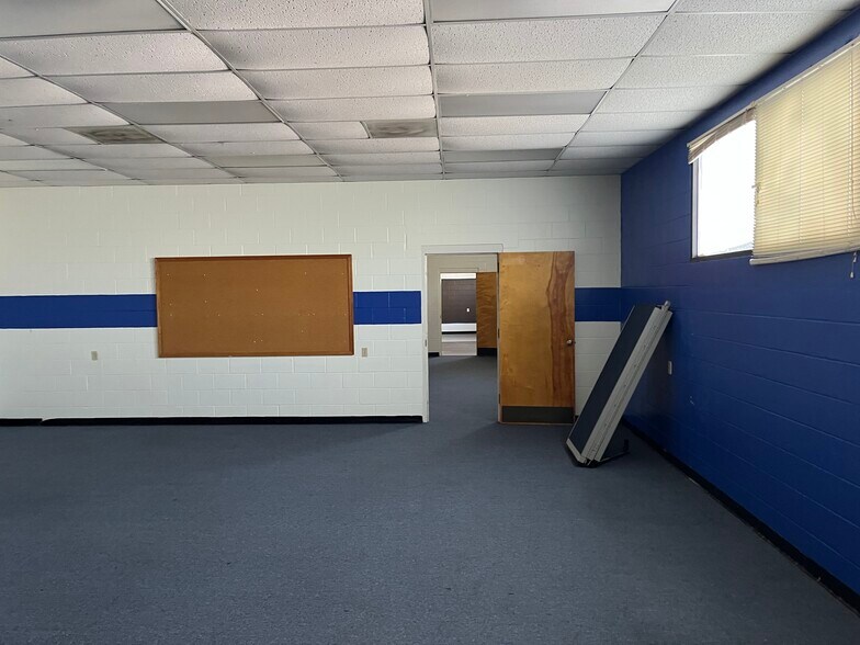 More Photos Of 6612 Arlington Expy, Jacksonville Schools For Lease