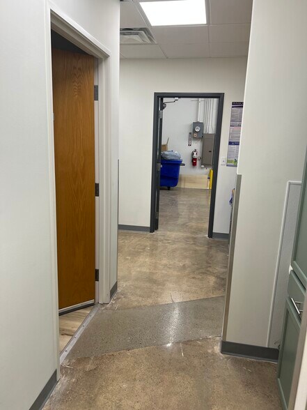 More Photos Of 11150 Morrison, Dallas Showroom For Sale