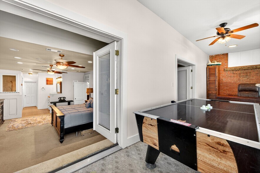 More Photos Of 205-207 E Houston St, Sherman Storefront Retail Residential For Sale
