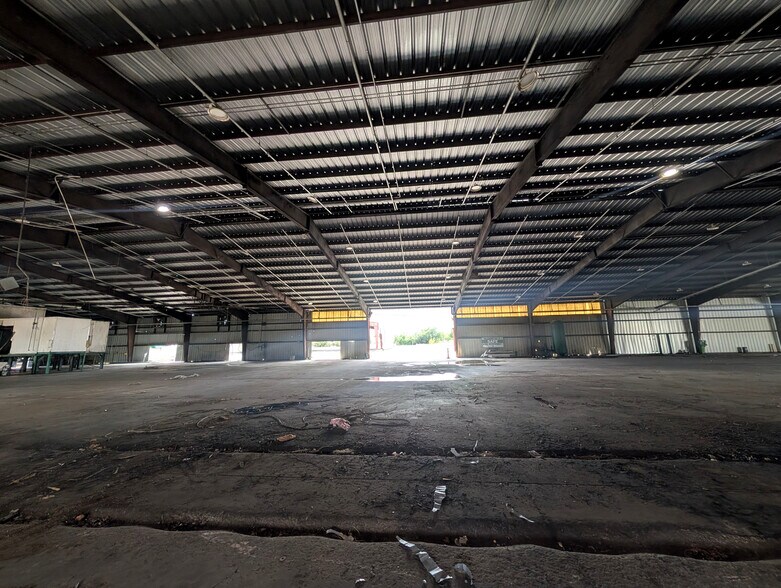 More Photos Of 1509 S Byron Butler Pky, Perry Manufacturing For Lease