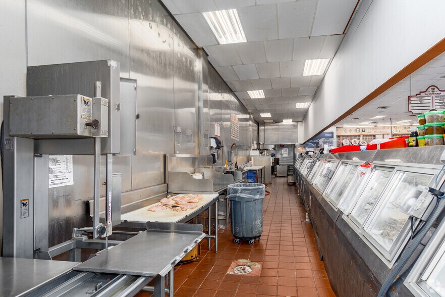 More Photos Of 2420 N Fitzhugh Ave, Dallas Supermarket For Lease