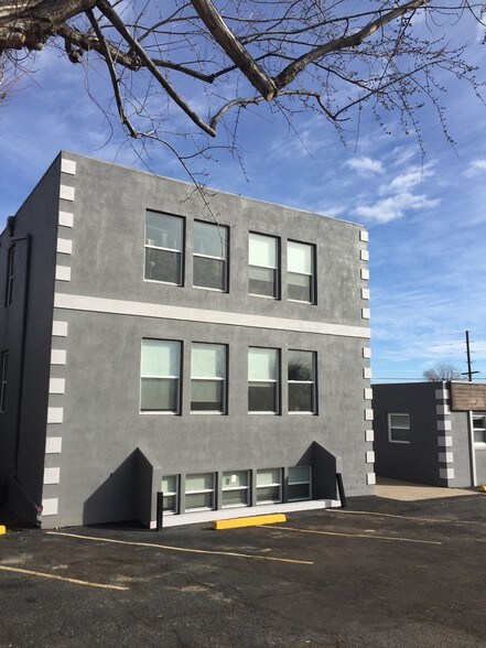 More Photos Of 1901 Kipling St, Lakewood Office For Sale