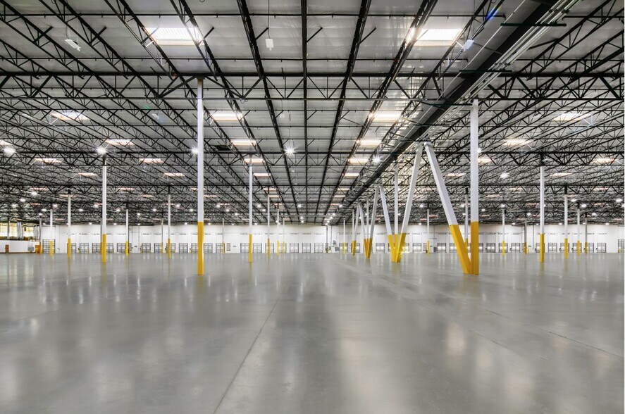 More Photos Of 17300 Slover Ave, Fontana Warehouse For Lease