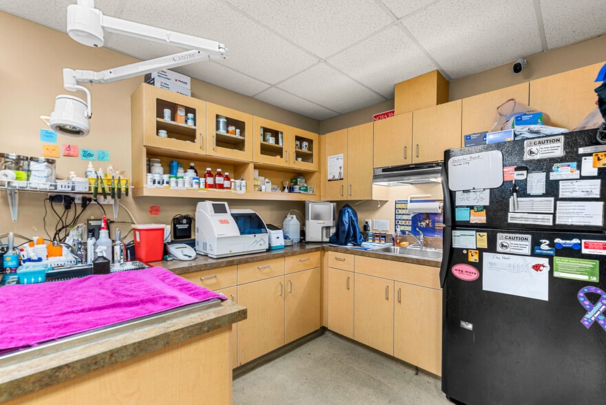 More Photos Of 10 N Chelan Ave, Wenatchee Veterinarian Kennel For Lease