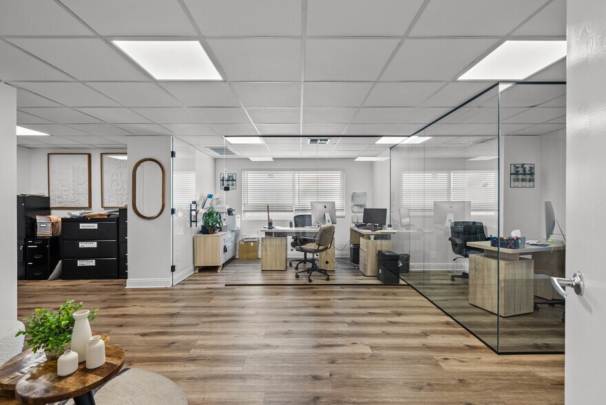 More Photos Of 14530 Hamlin St, Van Nuys Loft Creative Space For Lease