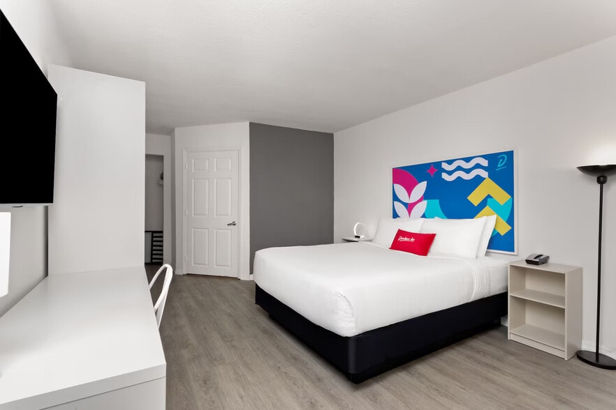 More Photos Of 2500 33rd St, Orlando Hotel For Sale