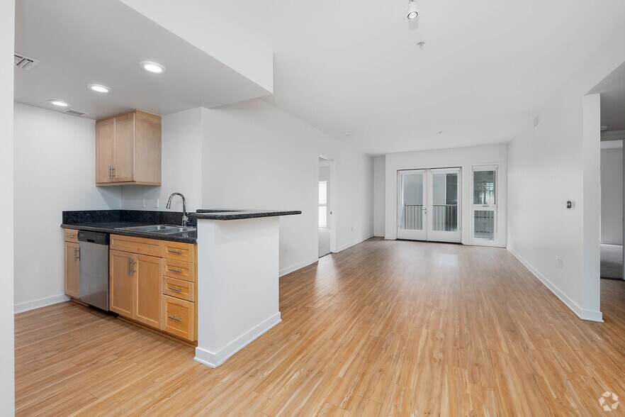More Photos Of 214 Santa Monica Blvd, Santa Monica Apartments For Lease