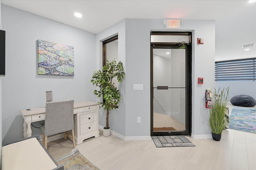 More Photos Of 2160 Gulf Gate Dr, Sarasota Storefront For Sale
