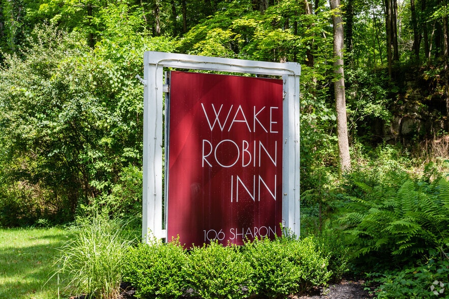 More Photos Of 104-106 Sharon Rd, Lakeville Hotel For Sale