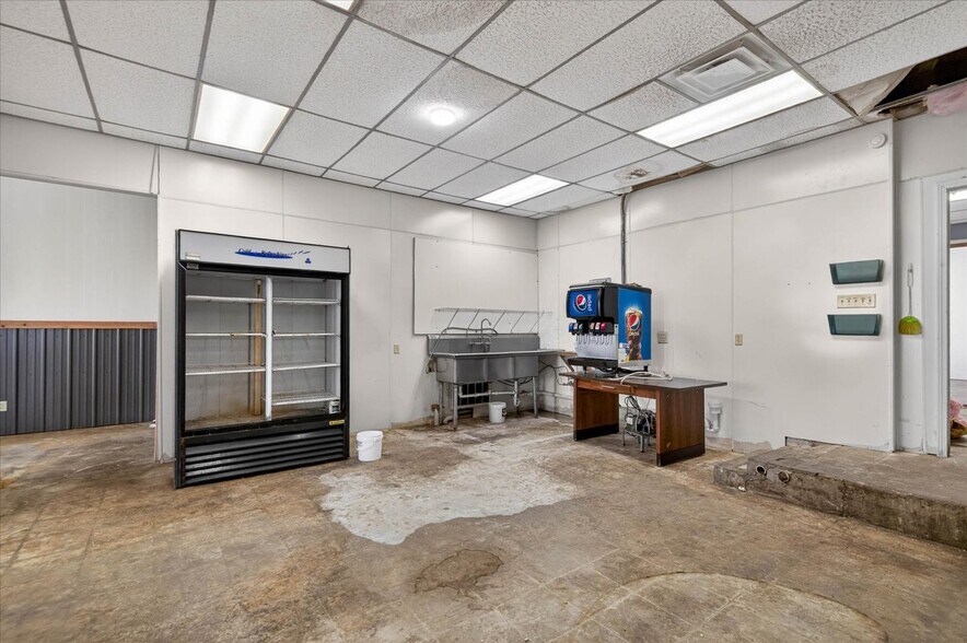 More Photos Of 121 N Maple St, Nowata Storefront For Sale