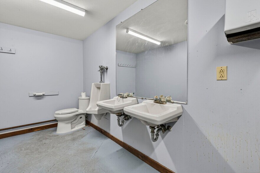 More Photos Of 113 Lafayette Rd, Hampton Falls Light Manufacturing For Lease