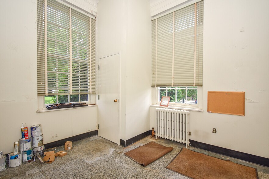 More Photos Of 82 Court Sq, Alexander City Flex For Sale
