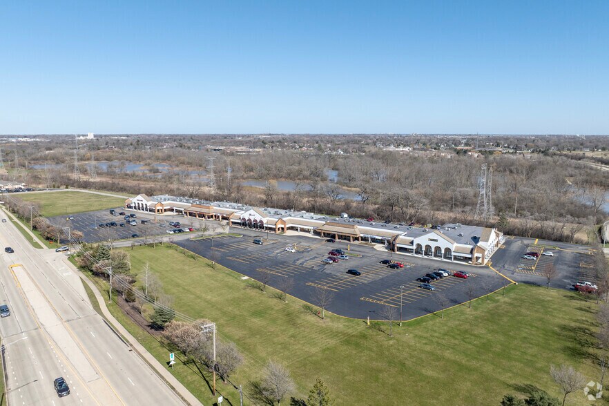 More Photos Of 401 N Riverside Dr, Gurnee Storefront For Lease