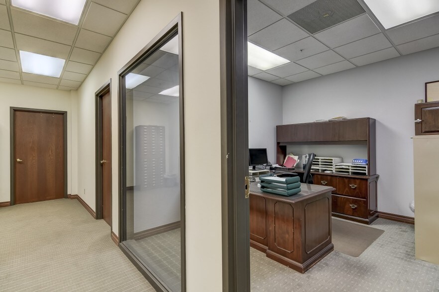 More Photos Of 200 S 6th St, Springfield Office For Lease