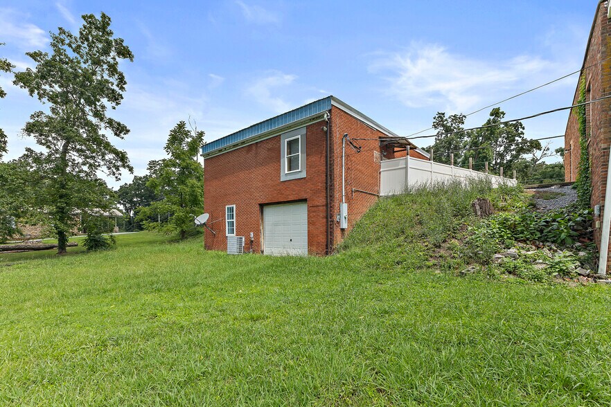 More Photos Of 6279 Blue Springs Pky, Mosheim Freestanding For Sale