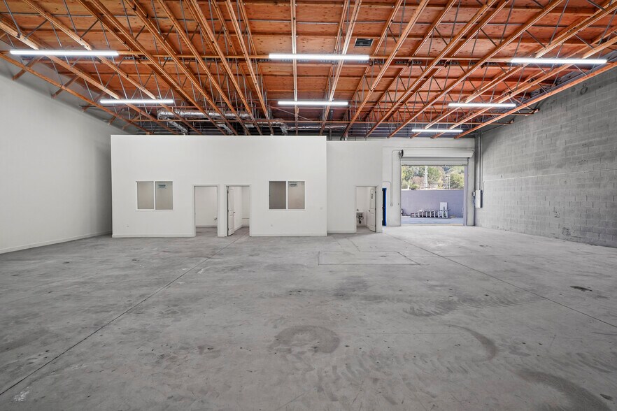 More Photos Of 10926 Randall St, Sun Valley Warehouse For Lease