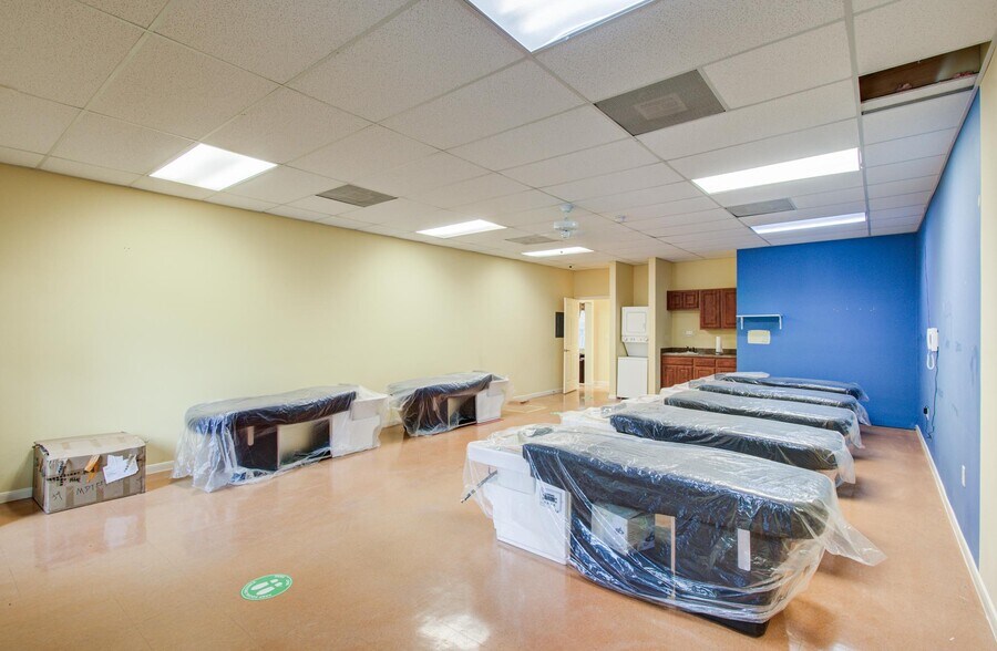 More Photos Of 11201 Steeplepark Dr, Houston Office Residential For Sale