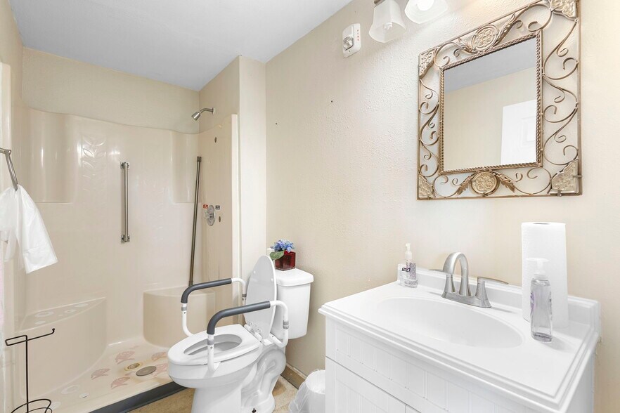 More Photos Of 579 Johnson Lake Rd, De Leon Springs Assisted Living For Sale