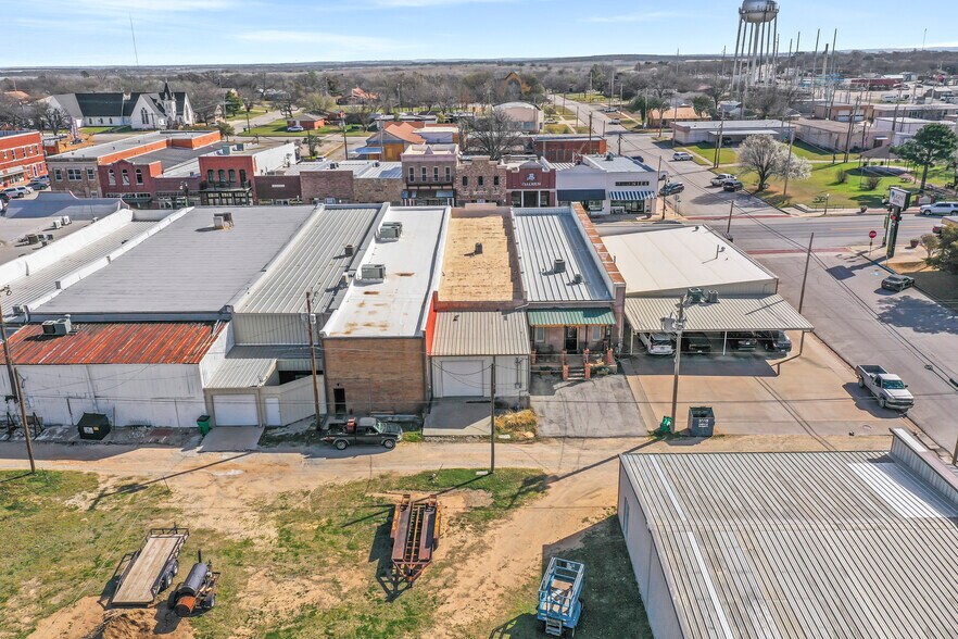More Photos Of 207 Clay St, Nocona Storefront For Lease