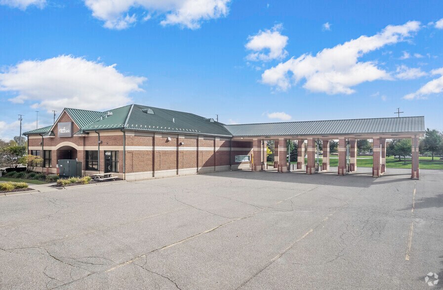 More Photos Of 47500 Grand River Ave, Novi Bank For Lease