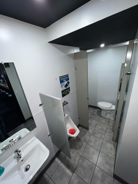 More Photos Of 701 S Curley St, Baltimore Bar For Sale