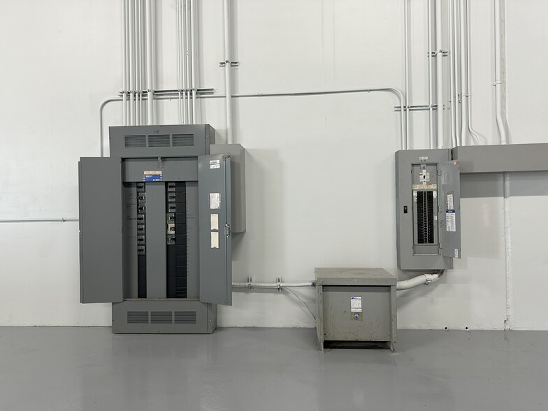 More Photos Of 5121 Steadmont Dr, Houston Manufacturing For Lease