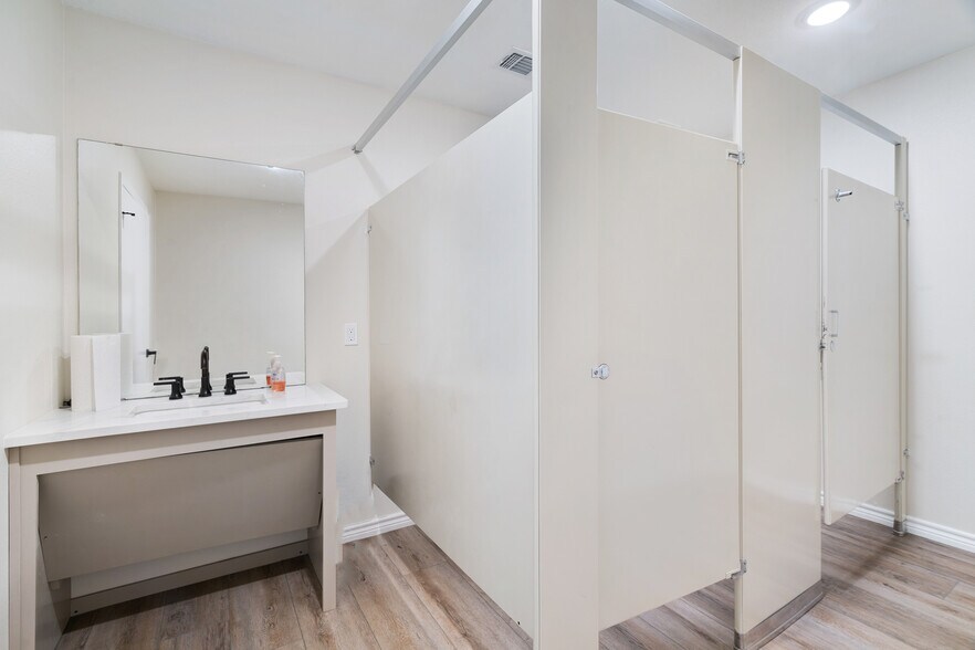 More Photos Of 3790 Lamar Ave, Paris Warehouse For Sale