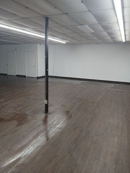 More Photos Of 6111 SRL Thornton Freeway, Dallas General Retail For Lease