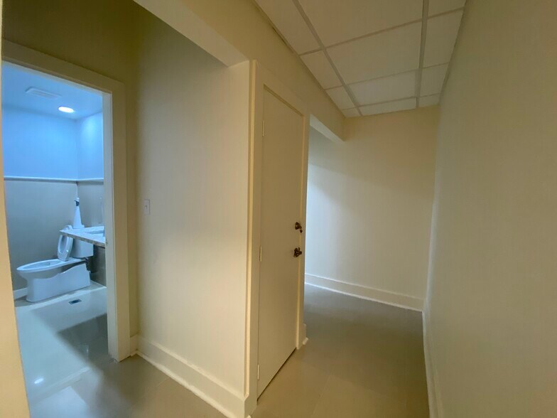 More Photos Of 219 N 21st Ave, Hollywood Storefront Retail Office For Sale