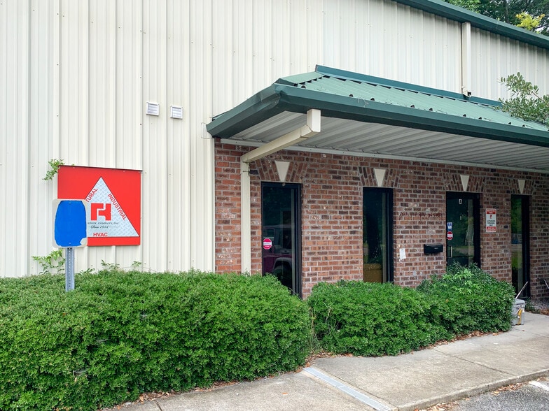 More Photos Of 7421 W Spartan Blvd, Charleston Warehouse For Lease