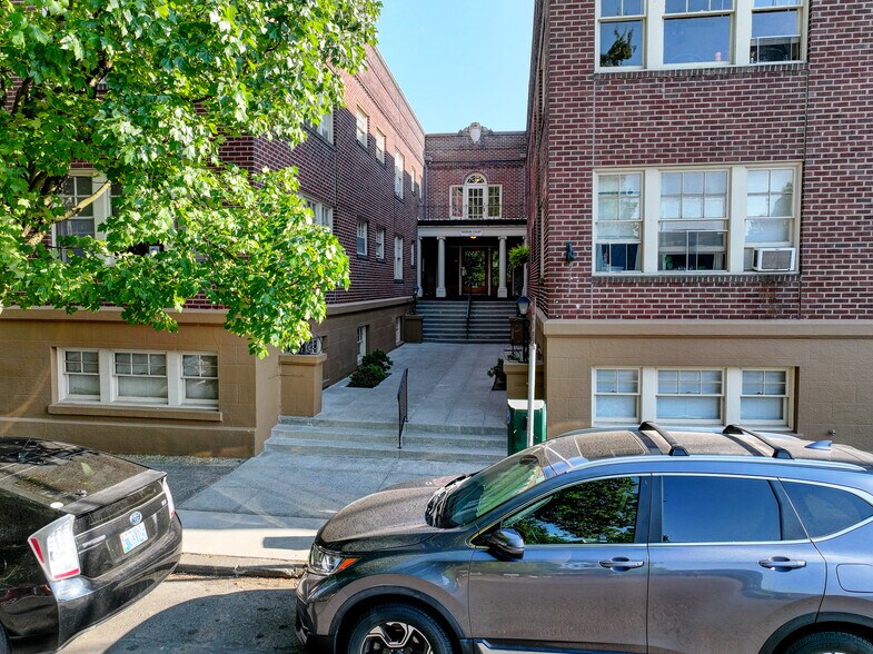 More Photos Of 2062 NW Marshall St, Portland Apartments For Sale