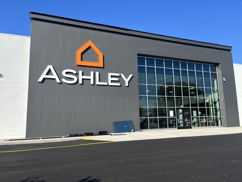 More Photos Of 815 E Innes St, Salisbury General Retail For Lease