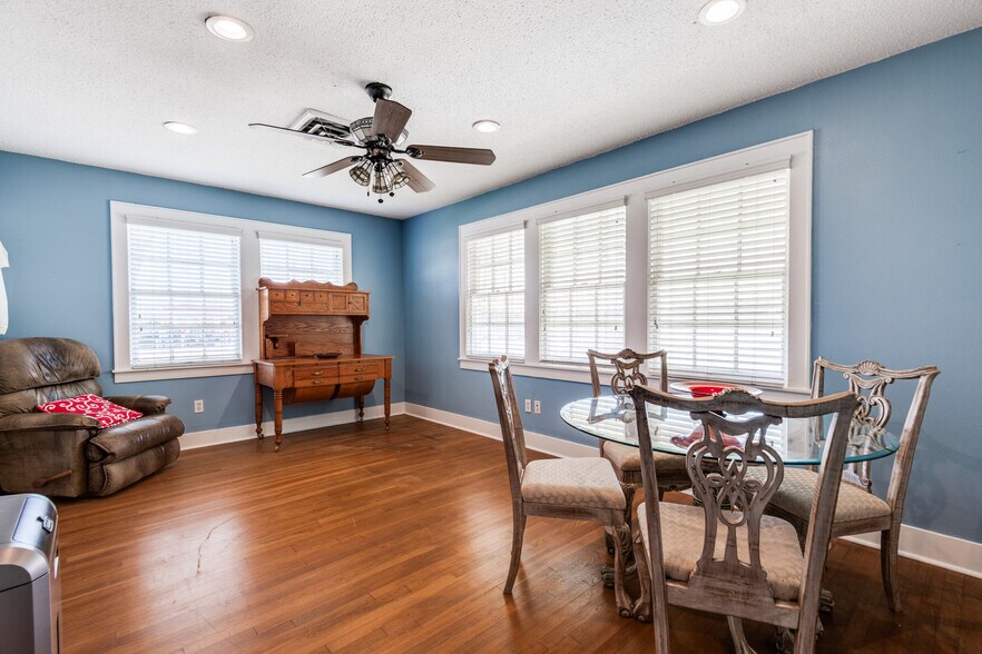 More Photos Of 209 S Main St, Lindale Loft Creative Space For Sale