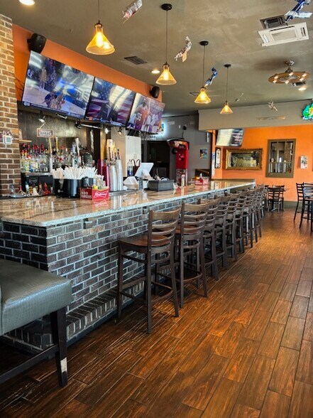 More Photos Of 402 N Bay St, Eustis General Retail For Sale