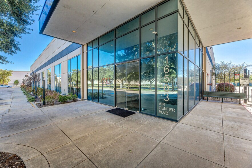 More Photos Of 16503 Air Center Blvd, Houston Warehouse For Lease