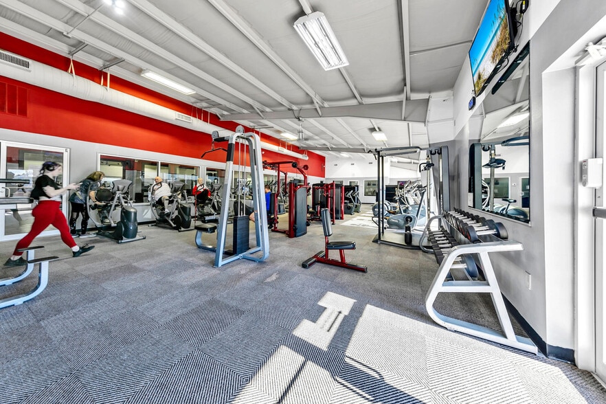 More Photos Of 2500 S Ferdon Blvd, Crestview Storefront For Lease