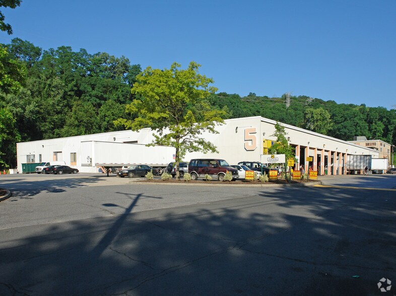 More Photos Of 5 Warehouse Ln, Elmsford Warehouse For Lease