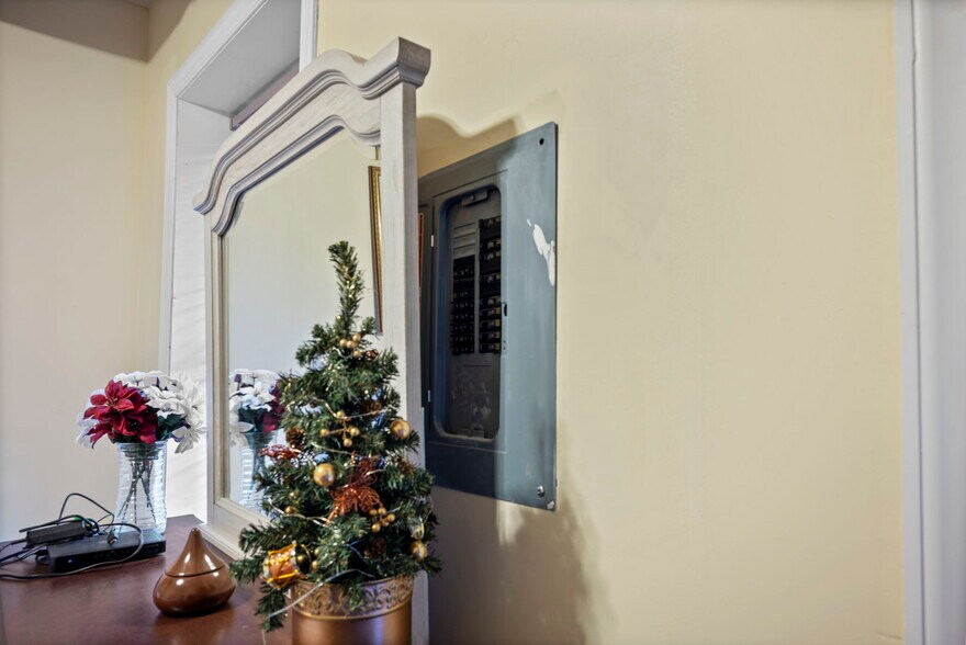 More Photos Of 338 N Charles St, Baltimore Storefront Retail Residential For Sale