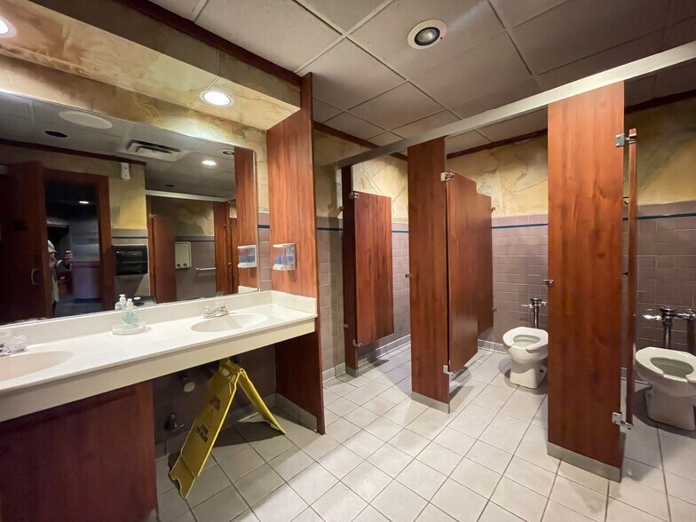 More Photos Of 2319 W Loop 250 N, Midland Flex For Sale