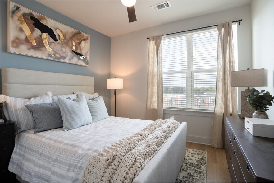 More Photos Of 930 W Mallard Creek Church Rd, Charlotte Apartments For Lease