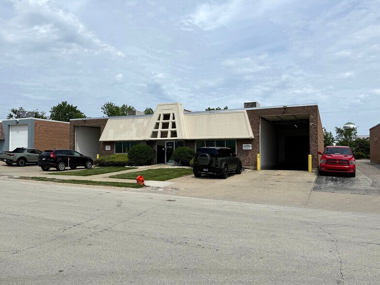 Primary Photo Of 353-355 Crossen Ave, Elk Grove Village Warehouse For Sale