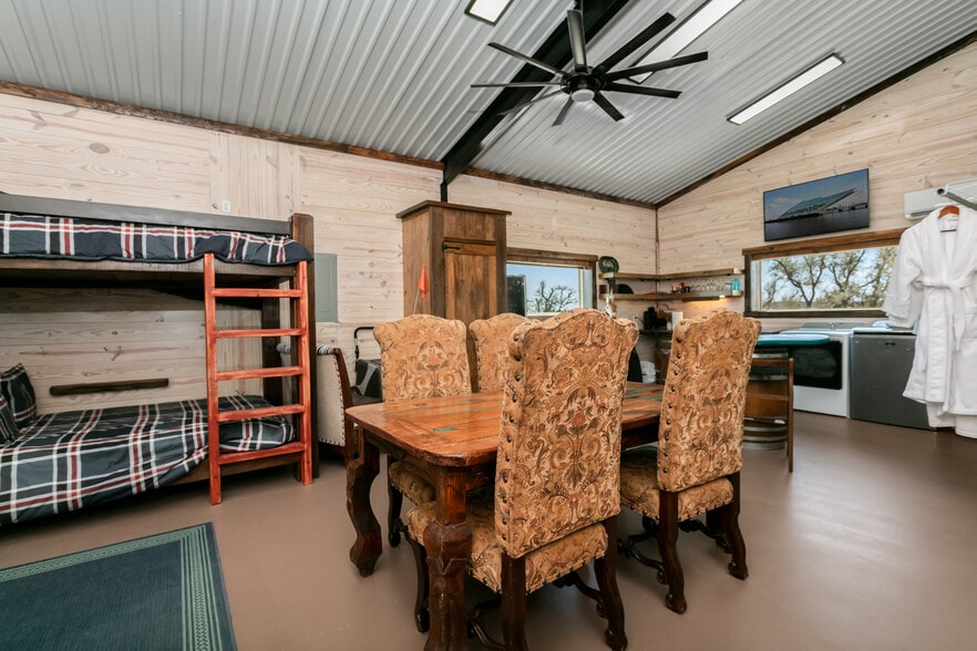 More Photos Of 100 Five Star Trl, Fredericksburg Hotel For Sale