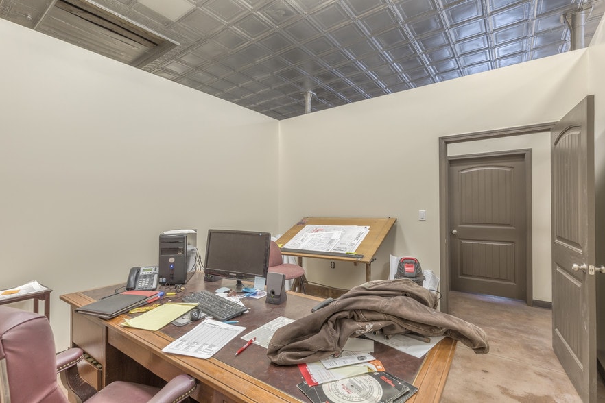 More Photos Of 204 S Broadway, Coweta Office For Sale