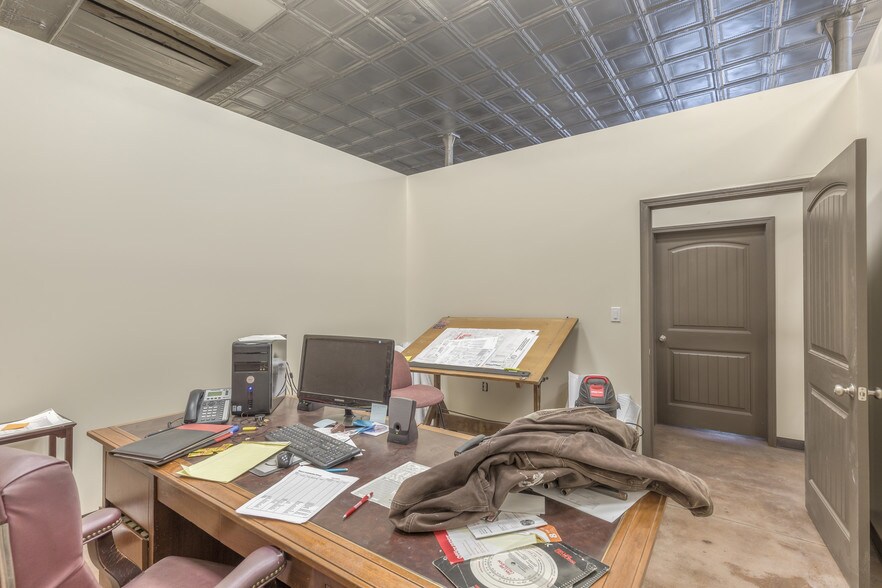 More Photos Of 204 S Broadway, Coweta Office For Sale