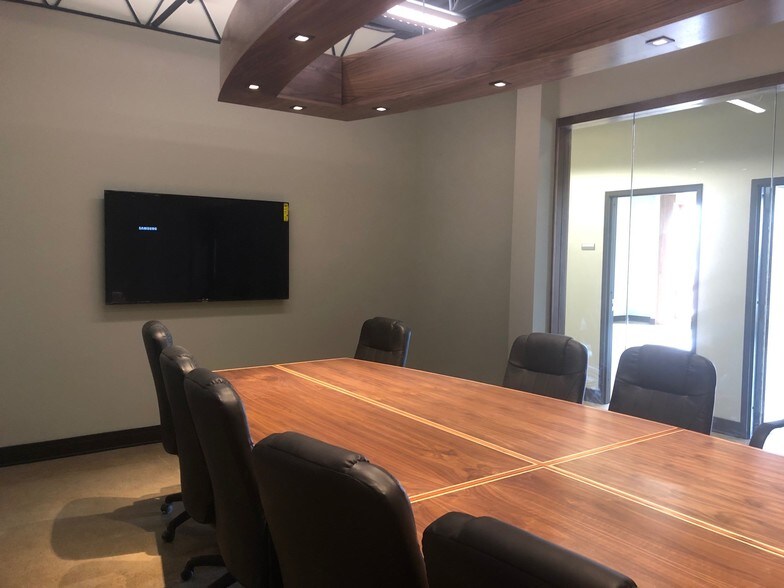 More Photos Of 3005 MacArthur Blvd, Northbrook Flex For Lease