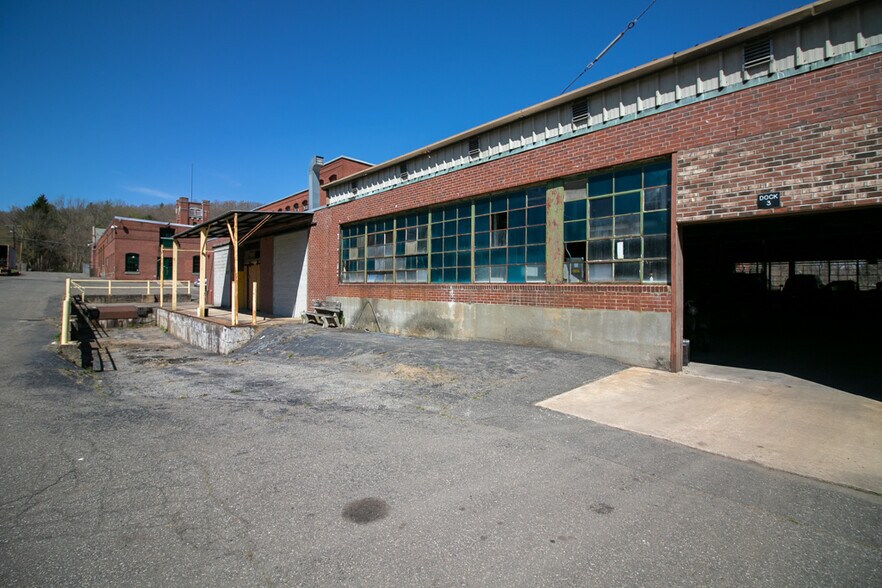 More Photos Of 288 Main St, Monson Warehouse For Lease