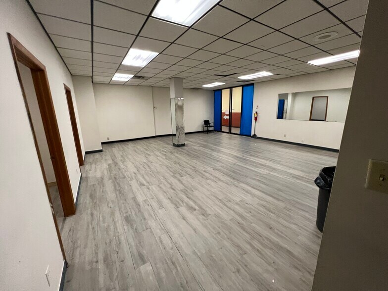 More Photos Of 17-19 N Broadway, Aurora Storefront Retail Office For Lease