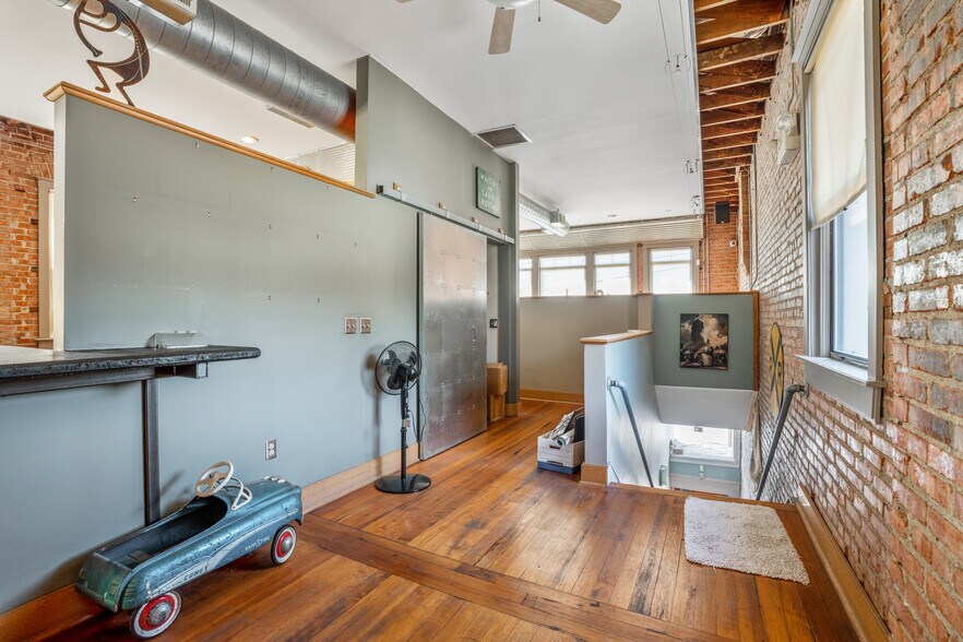More Photos Of 2510 E 85th St, Kansas City Flex For Sale