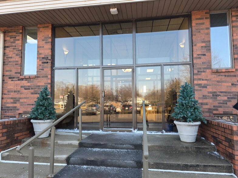 More Photos Of 2101 Aurelius Rd, Holt Medical For Lease